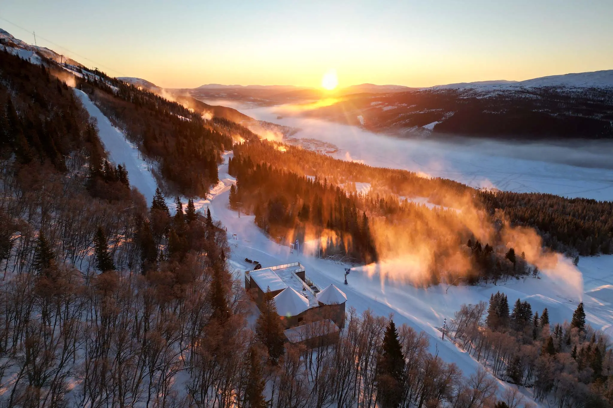Solnedgång i skidbacken